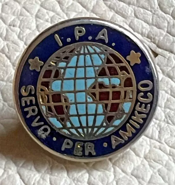 I.P.A. INTERNATIONAL POLICE ASSOCIATION (SERVO PER AMIKECO) pin badge lapel