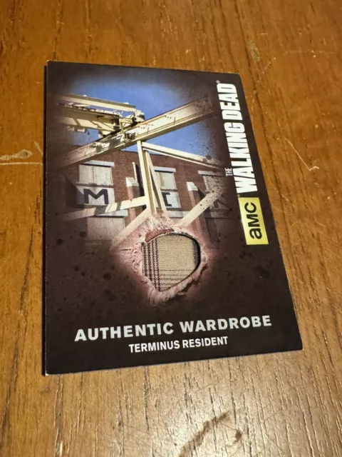 The Walking Dead Trade Card Season 4 - Authentic Wardrobe Terminus Resident M49