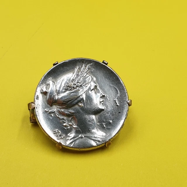 PETITE BROCHE ART Nouveau Métal argenté Profil de femme Signée Louis ...