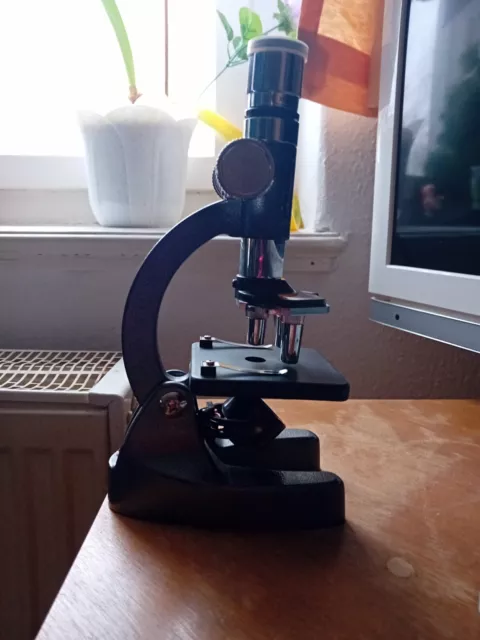 Mikroskop mit Spiegel und Licht