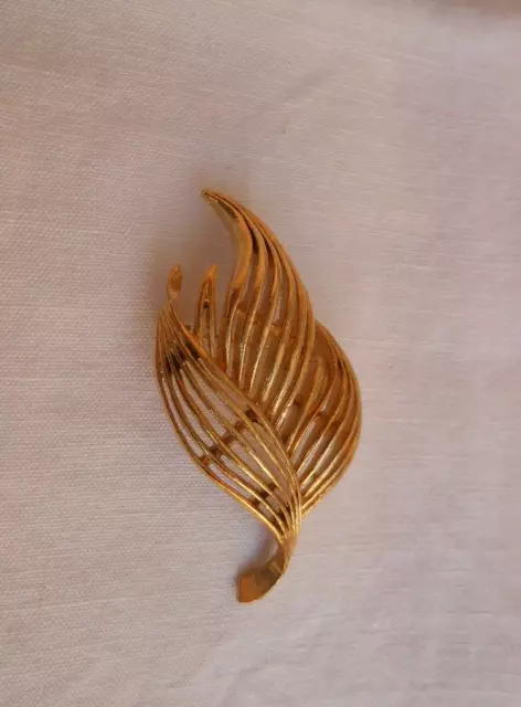 Spilla firmata LISNER metallo dorato
