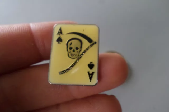 pin s broche badge AS du jeu de carte tete de mort faux faucheuse horreur