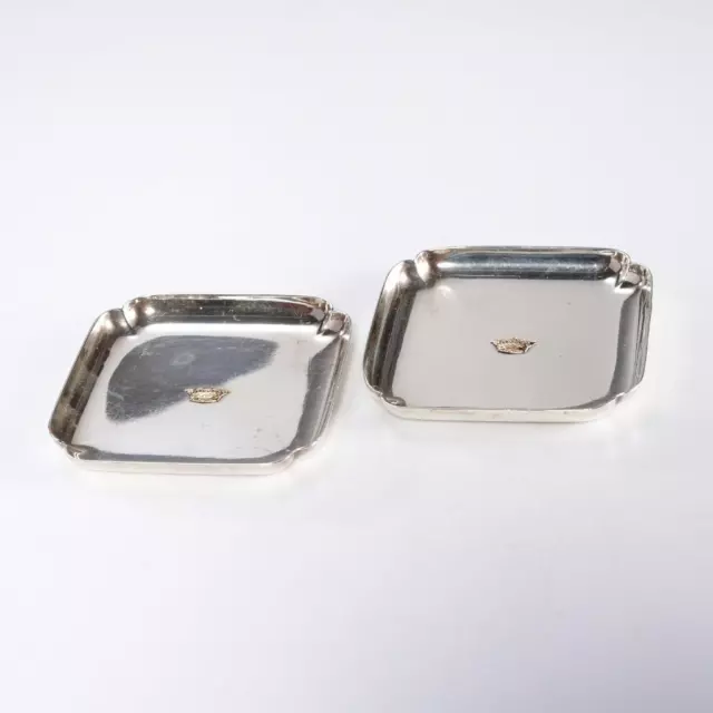 Par de platos de plata esterlina de mediados de siglo L de mediados de siglo Tiffany & Co Makers 22129