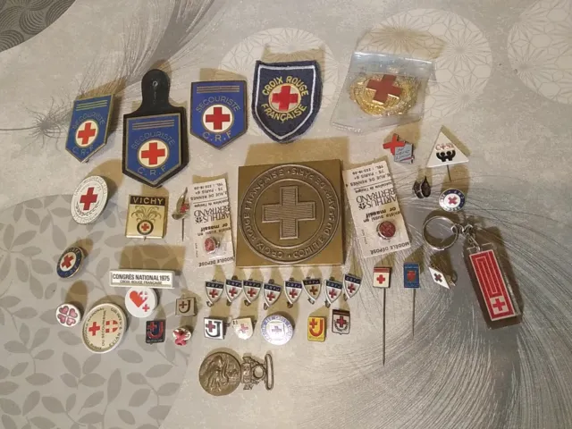 Lot Rare De  La Croix Rouge Epinglettes   pins , 1 Medaille  En Bronze , Badge