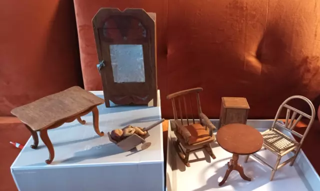 Lot de petits meubles anciens pour poupée