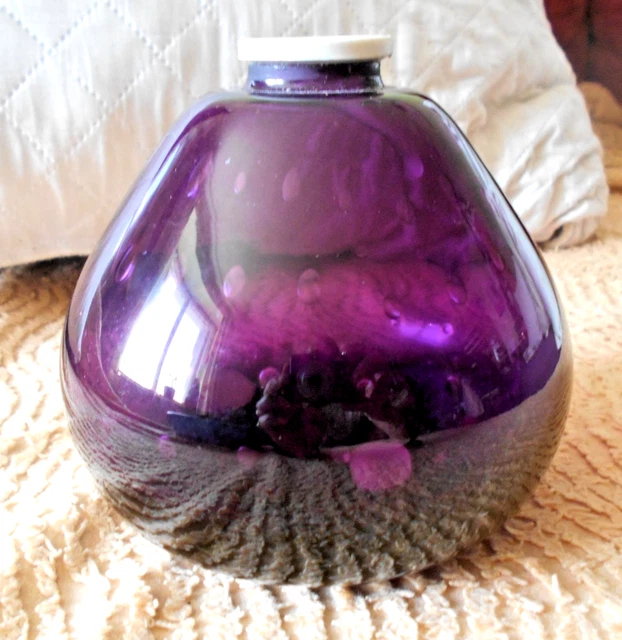 Très jolie lampe Berger en verre pressé violet, décor de fleurs, forme