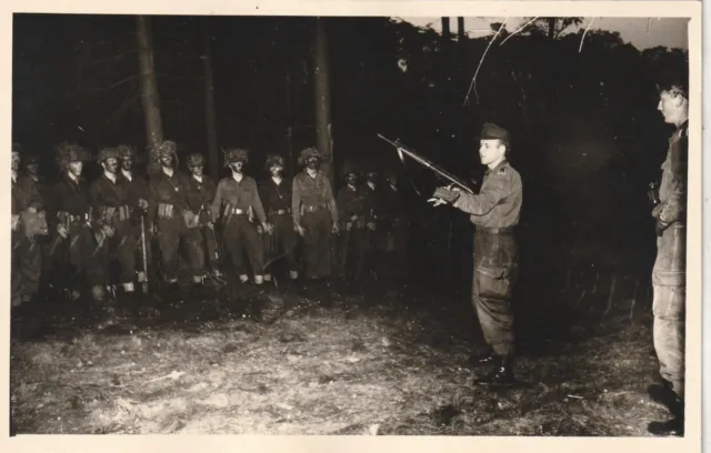 Foto AK Frühe Bundeswehr Soldaten getarnt Gewehr 1961