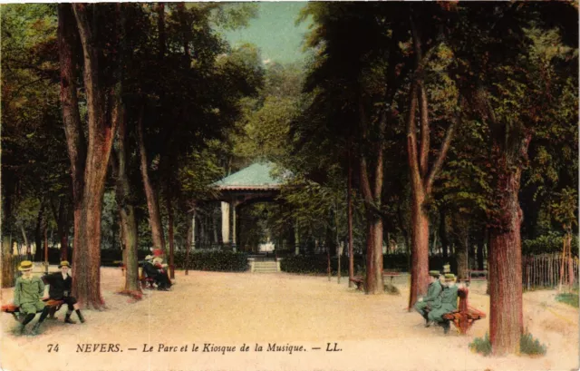 CPA NEVERS - Le Parc et le Kiosque de la Muique (293090)