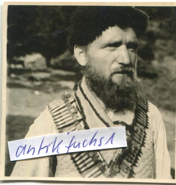 Foto :  Kämpfer / Partisan aus Griechenland ? mit Patronengurt im 2.WK