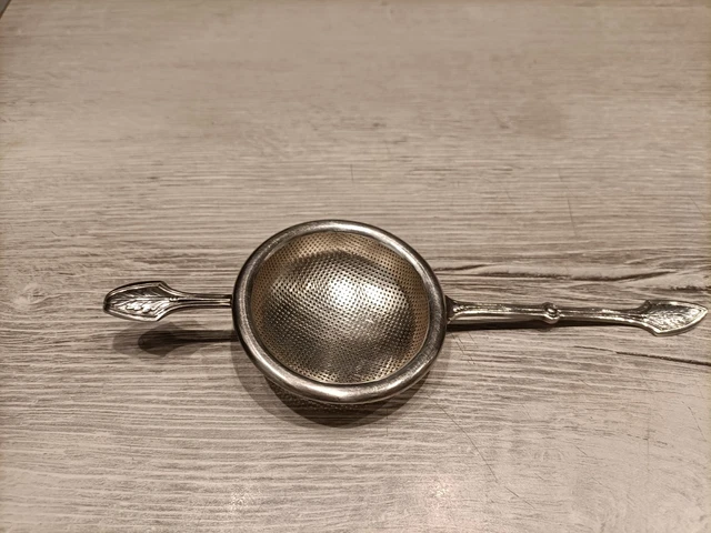 Infuseur à Thé Ancien – Métal Argenté – Passoire Vintage – Années 1920-1949