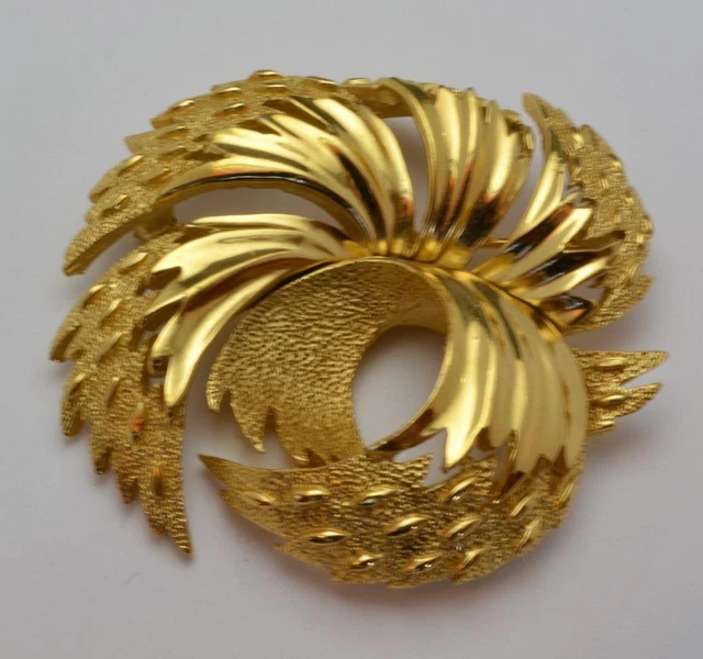 Collier Plaqué Or Médaille Ronde Soleil Et Strass LES POULETTES Collier Plaqué Or Médaille Ronde Soleil Et Strass LES POULETTES