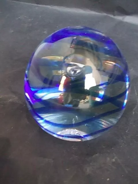 Presse papier verre sphère boule sulfure artisanal bulles ruban bleu mouvement !