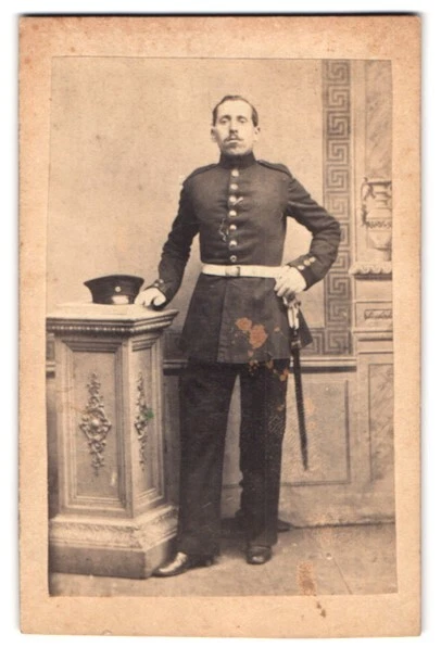 Fotografie unbekannter Fotograf und Ort, Soldat in Uniform mit Bajonett nebst S