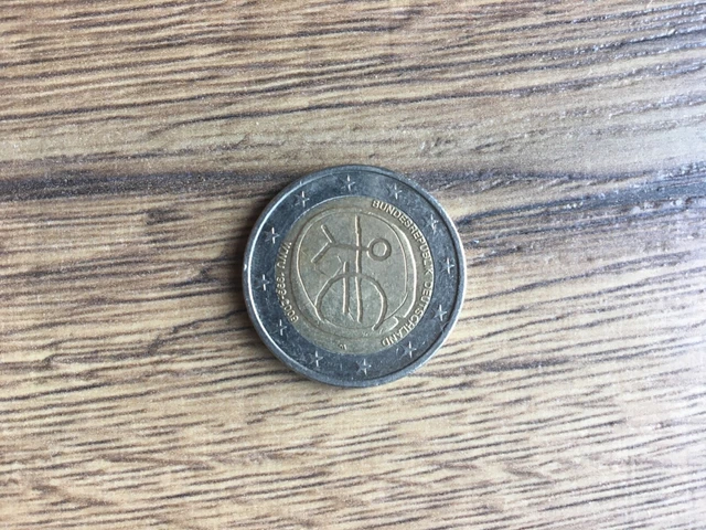 piece de deux euros rare 1999-2009  bonhomme vient de Deutschlande.