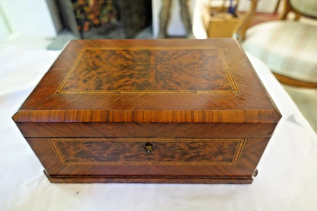 Grand Coffret à Bijoux En Marqueterie De Palissandre Et Laiton – Occasion Bon état