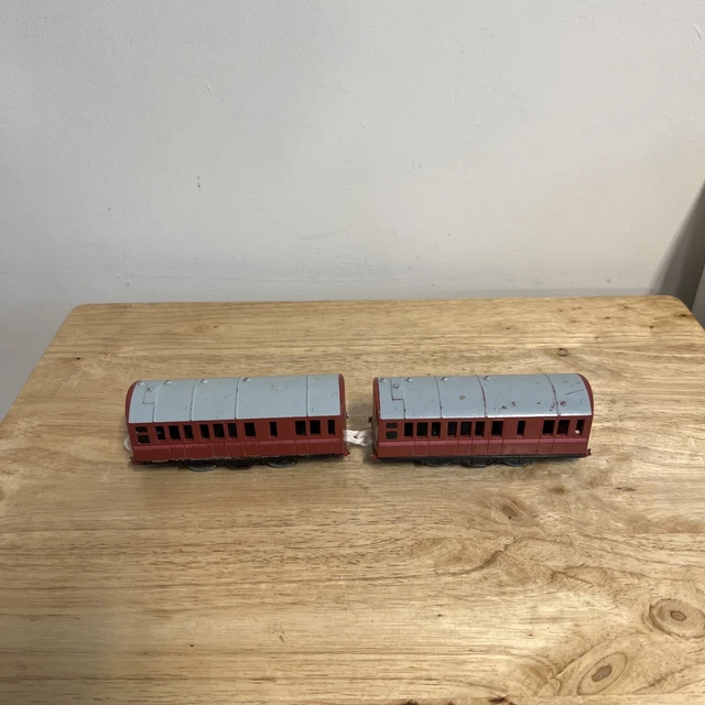 TOMY TRACKMASTER THOMAS the tank engine train set 2 red express coaches ...