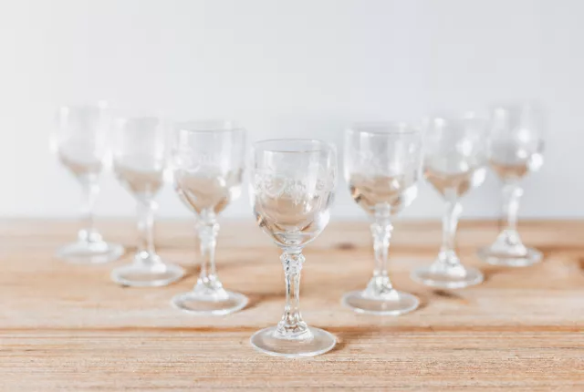 Lot de 7 Verres à Porto en Cristal sur pied finement décoré