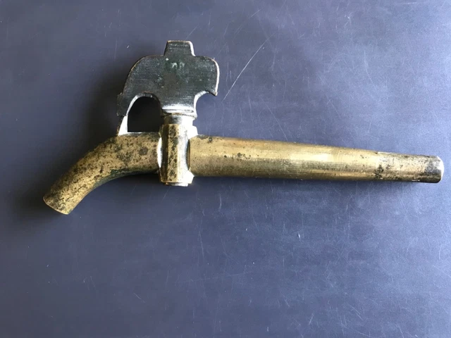 Ancien robinet en laiton. Barrique, tonneau. Outil de vigneron