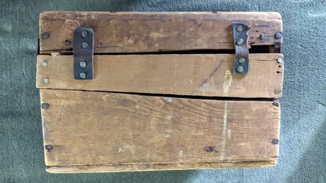 ANTIQUE SMALL TRUNK 10
