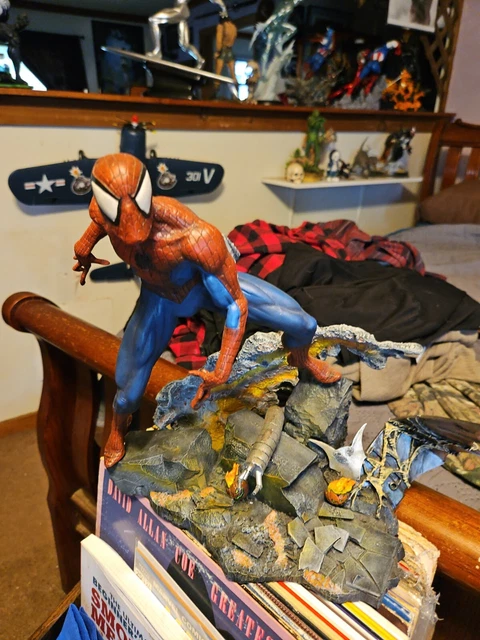 DIAMOND SELECT TOYS STATUE MARVEL MILESTONES SHOWDOWN SPIDERMAN  12"inch