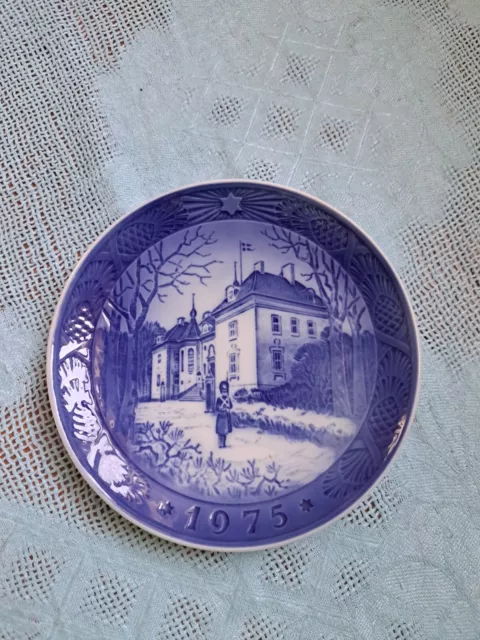 Royal Copenhagen Annual Christmas Plate 1975 - The Queens Christmas Residence