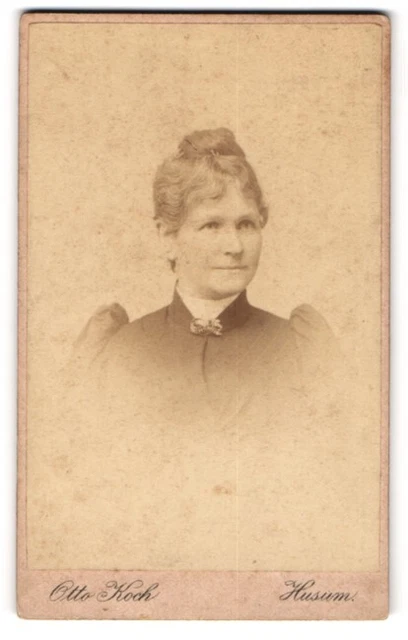 Fotografie Otto Koch, Husum, Süderstr. 152, Bürgerliche Dame mit Hochsteckfrisu