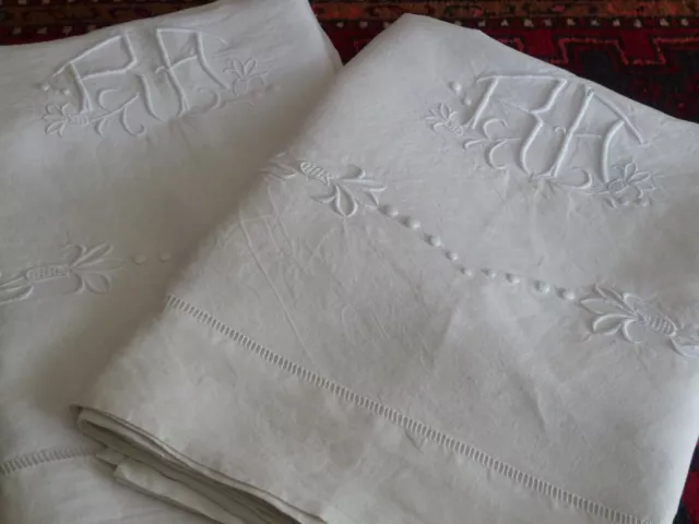 2 draps anciens brodés main fil de lin  état du neuf  identiques pour lit double