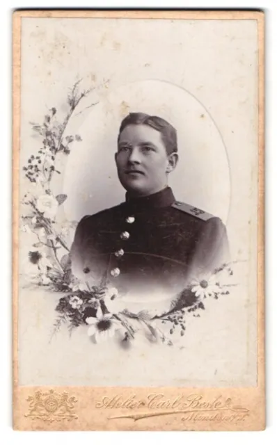 Fotografie Carl Beste, Minden, Bäcker-Str. 13, Portrait junger Soldat in Unifor