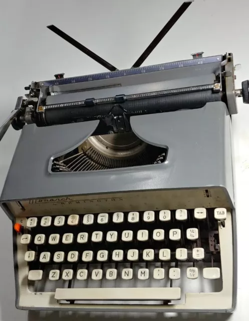 Vintage manual REMINGTON Monarch Typewriter in good working order