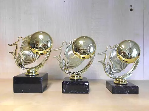 Fussball Pokal 3er Serie Figur Turnier Kids Trophäe Pokale Kicker Gravur (38233)