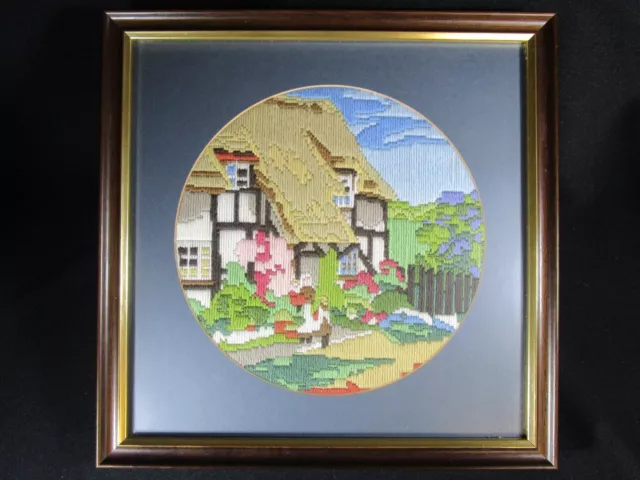 Schönes Vintage gerahmter runder Wandteppich Nadel Arbeitsbild mit dem Titel Rose Cottage 3