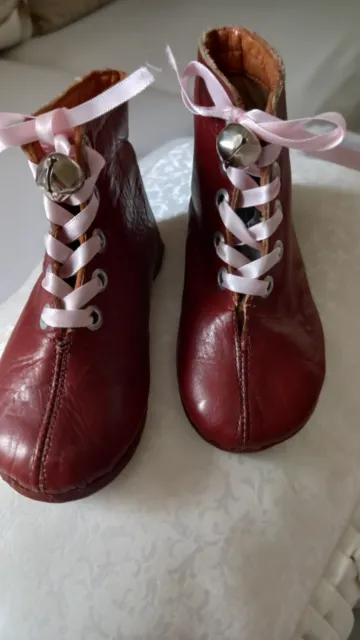 Chaussures en cuir de  poupées  anciennes