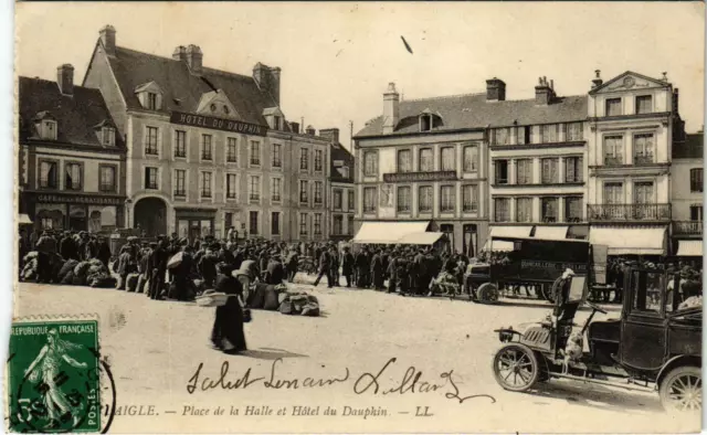 CPA AK Laigle Orne - Place de la Halle et Hotel du Dauphin (800333)