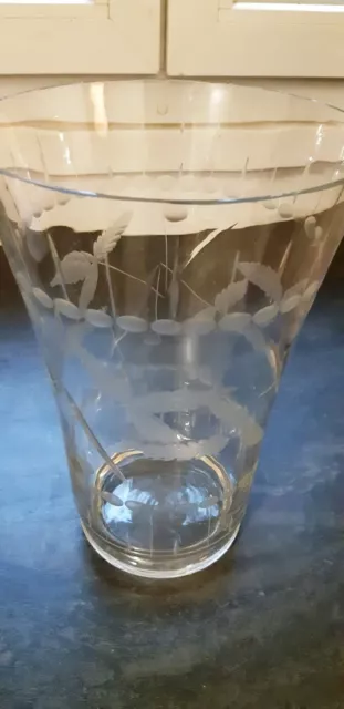 Grand vase en verre, gravé de fleurs et de feuilles,