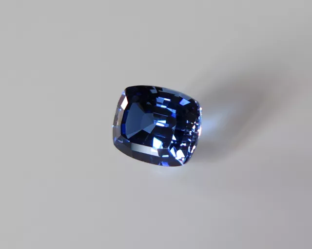 SUPERBE SAPHIR VERNEUIL BLEU CEYLAN SOUTENU.. COUSSIN 10x8 mm..4,40cts ...IF 3