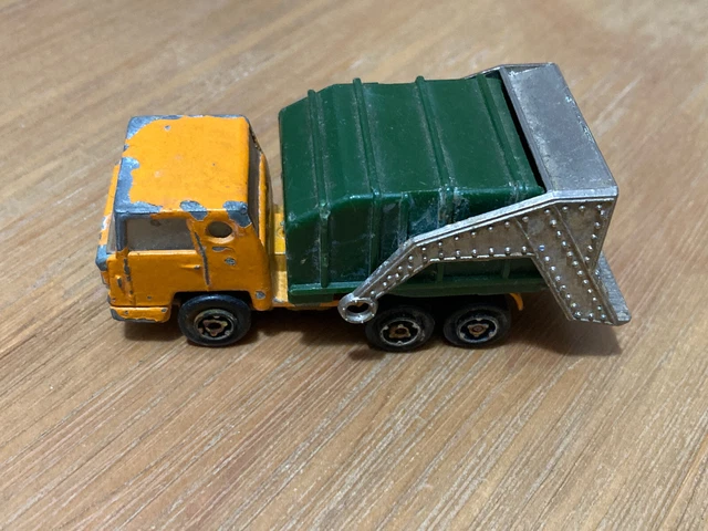 MAJORETTE CAMION BENNE mercedes Ville De Paris 218 1/100 made in France