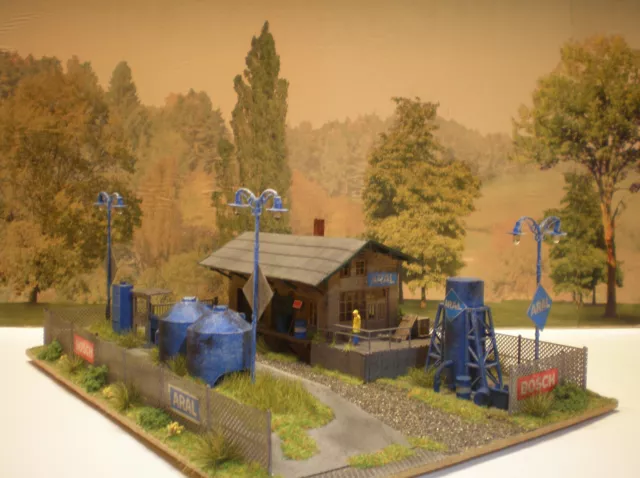 H0 Diorama HO 1:87 Aral Tanklager mit Güterschuppen patiniert Beleuchtung UNIKAT