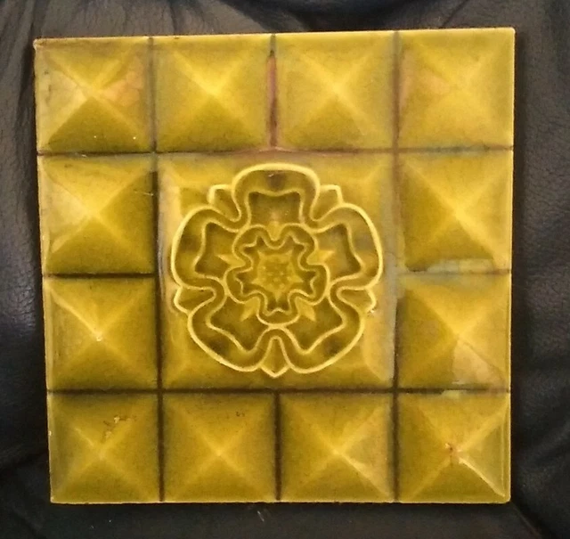 Sunning  British Victorian Green Tudor Rose Tile Circa 1890 Excellent Condition