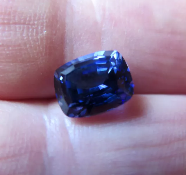 SUPERBE SAPHIR VERNEUIL BLEU CEYLAN SOUTENU.. COUSSIN 10x8 mm..4,40cts ...IF