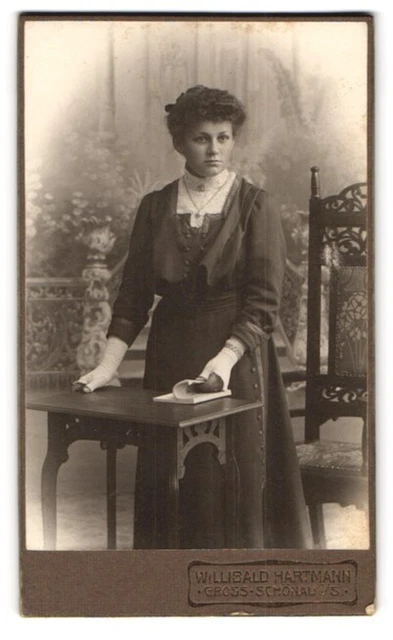 Fotografie Willibald Hartmann, Gross-Schönau i. S., Portrait junge Dame im Klei