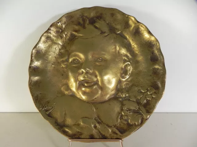 Emile DERRE importante plaque en bronze dorée BEBE RIEUR 230mm