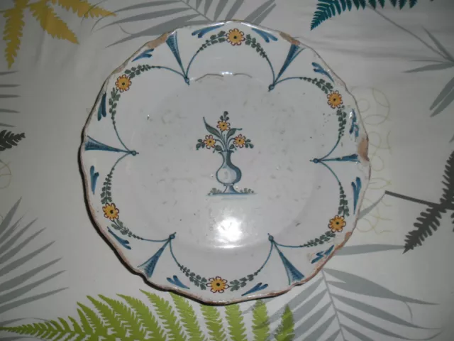 Assiette ancienne en faience 18ème vase et fleurs, à identifier, La Rochelle ?