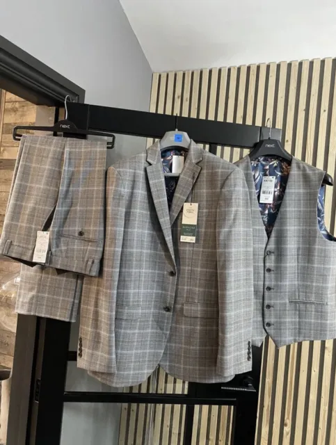 Three Pieces Mens Regular Fit Suit. Jacket 38R, Waistcoat 38R & Trouser 34L £174