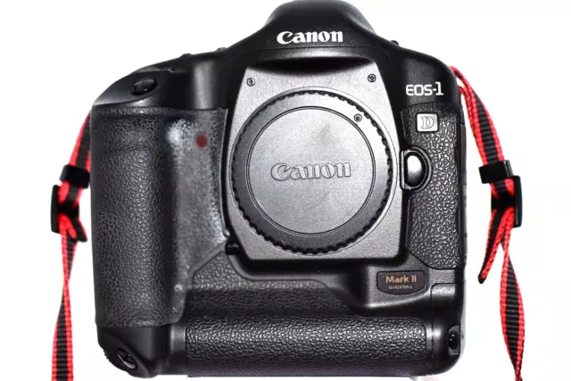 Canon EOS 1D Mark II 8.2MP Digital SLR DSLR BODY. APPEARS TO BE MINT. SEE PHOTOS