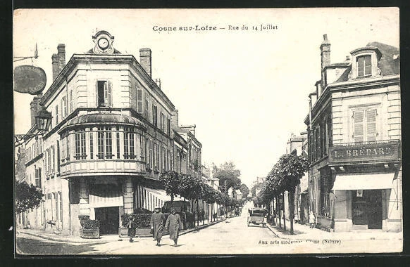CPA Cosne-sur-Loire, Rue du 14 Juillet, vue de la rue