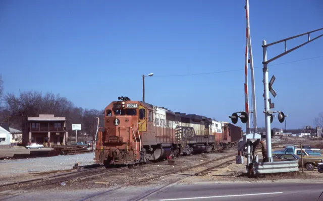 Orig Slide ICG Illinois Central Gulf GP40 #3027+2 w/Train - Jackson MS 1979