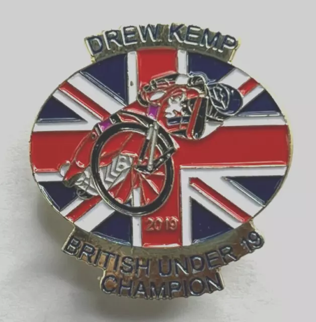2019 Drew Kemp British Under 19 Champion Pin Badge 33 x 34 mm