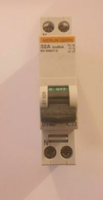 Lot Disjoncteurs Merlin Gerin 3 D’Clic 16A + DT40 32A + ViGI – Occasion