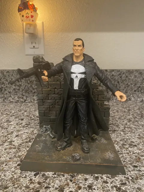 Diamond Select Toys 7” Marvel THE PUNISHER Loose Action Figure and Display