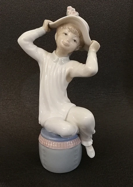 LLADRO, «Jeune fille au chapeau», réf : #1147, H: 21 cm
